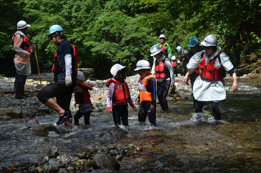 渓流登りと川遊び