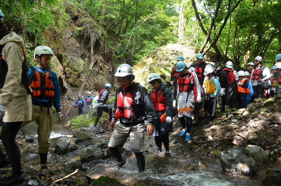 渓流登りと川遊び