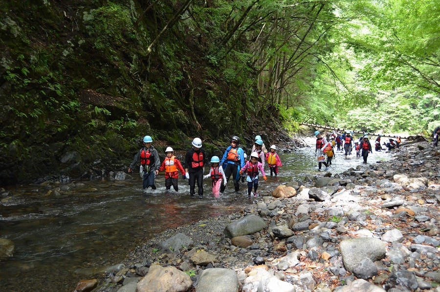 渓流登りと川遊び