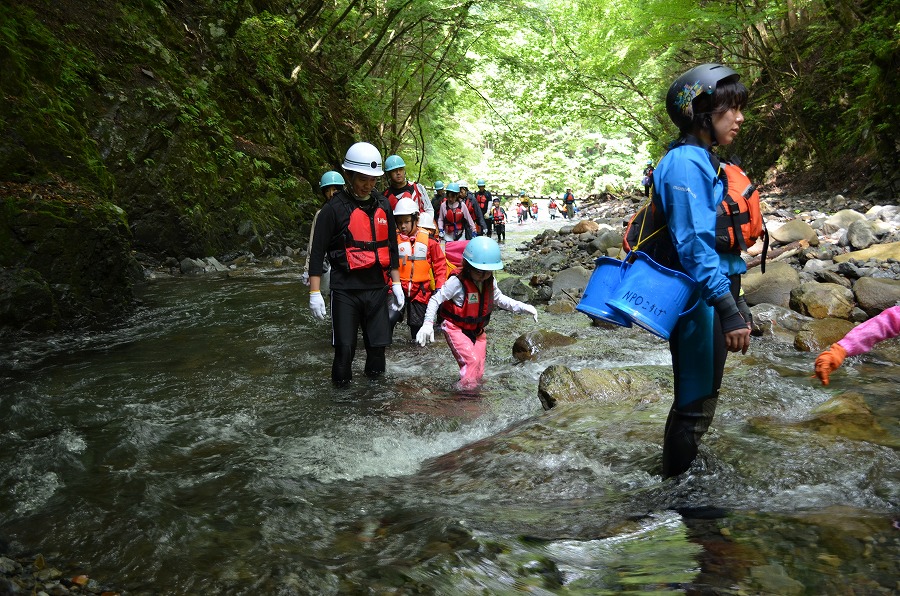 渓流登りと川遊び