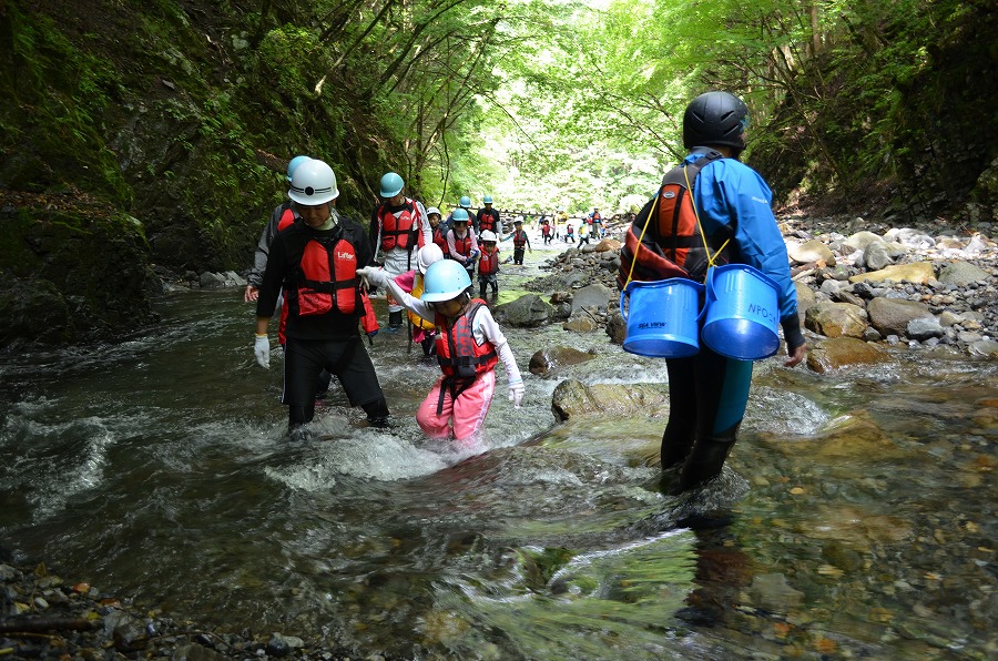 渓流登りと川遊び