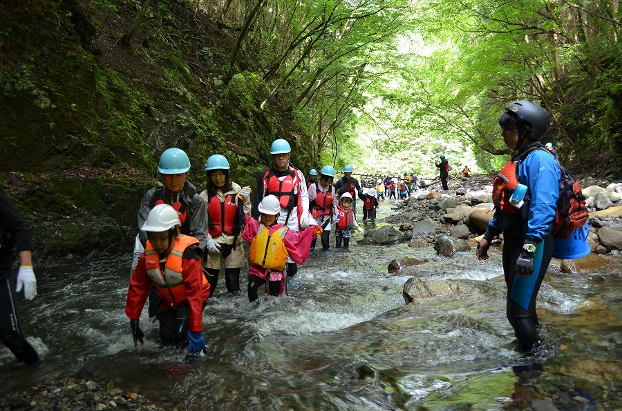 渓流登りと川遊び