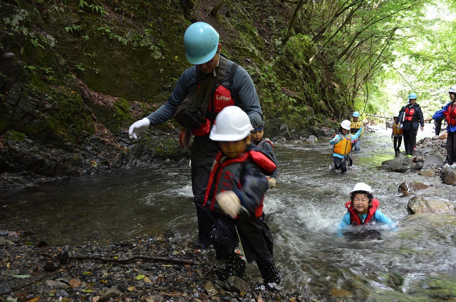 渓流登りと川遊び