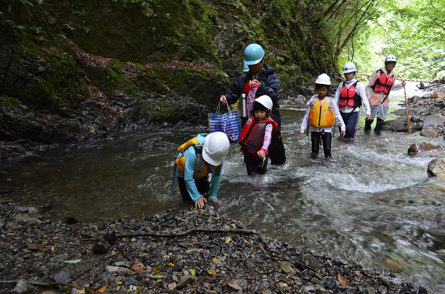 渓流登りと川遊び