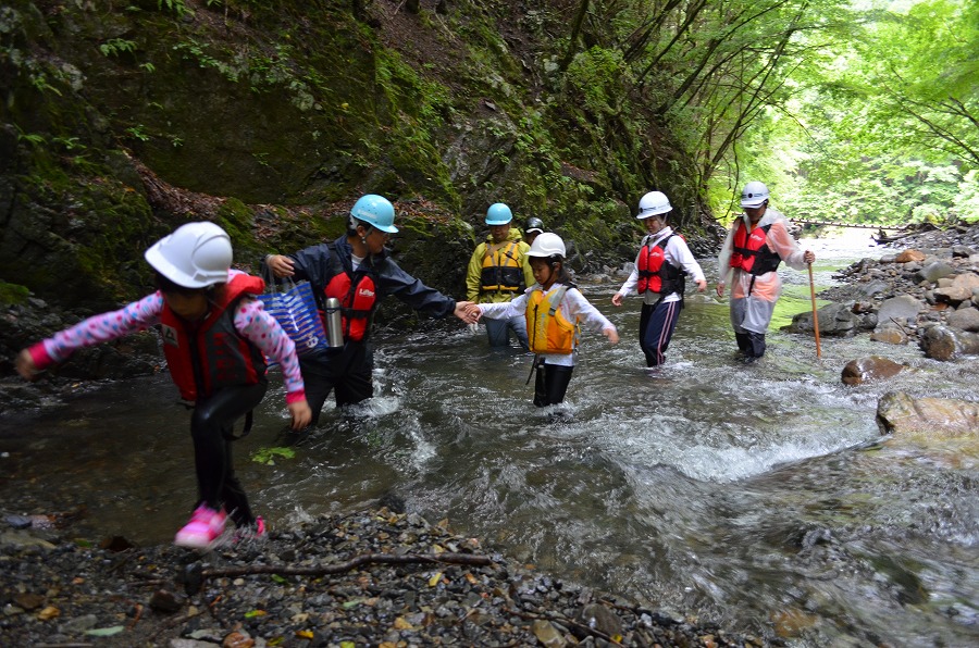 渓流登りと川遊び