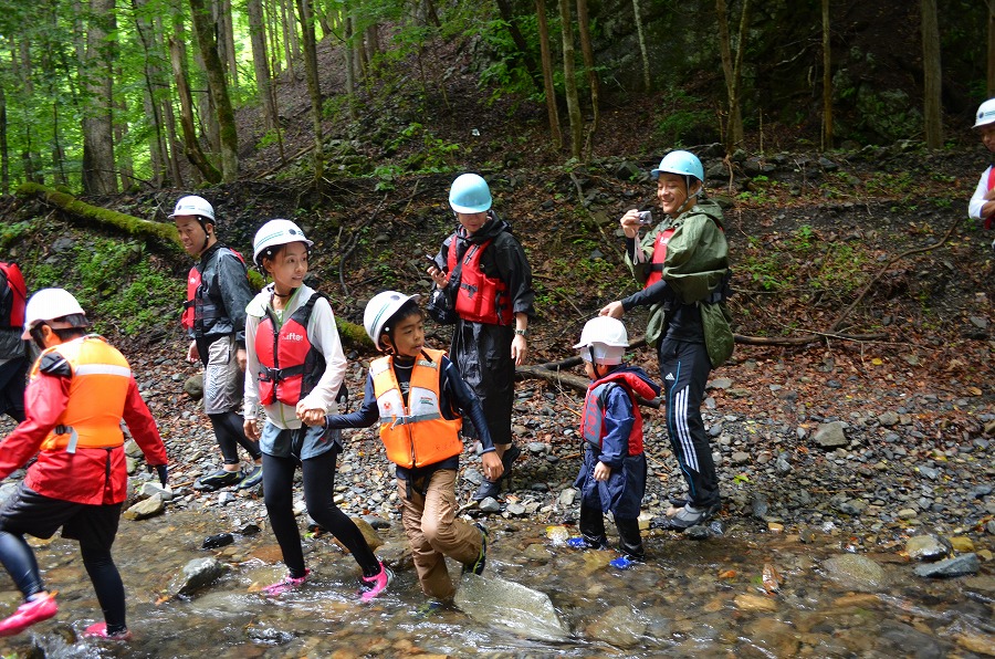 渓流登りと川遊び