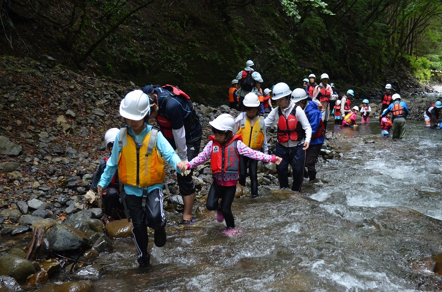 渓流登りと川遊び