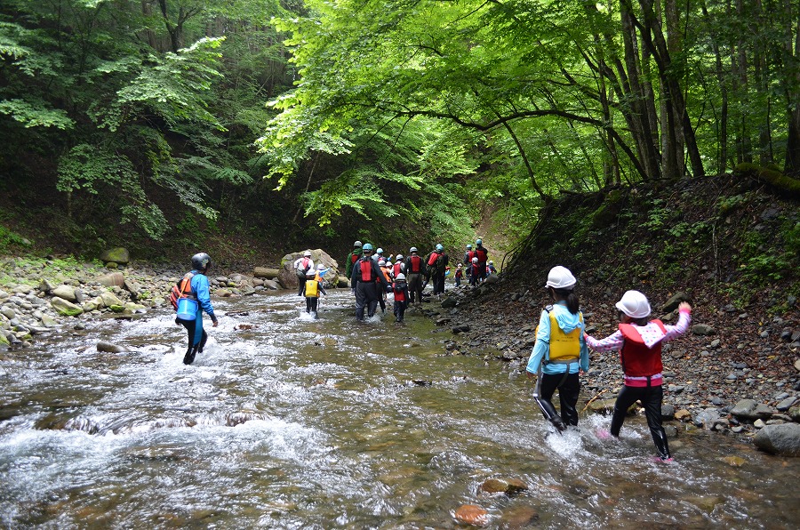 渓流登りと川遊び