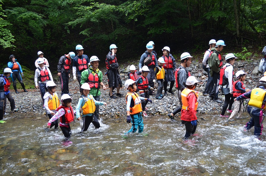 渓流登りと川遊び