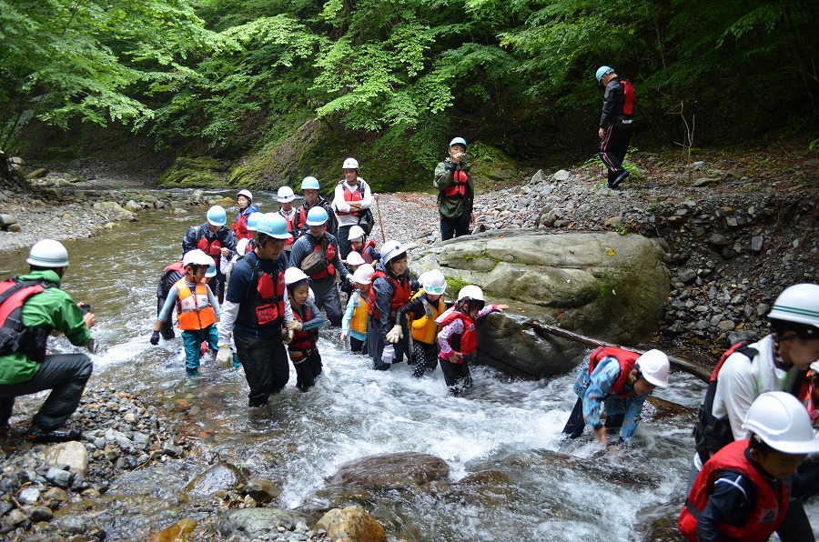 渓流登りと川遊び