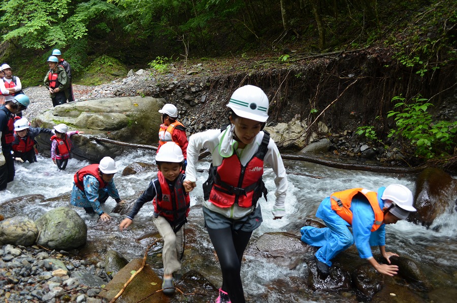 渓流登りと川遊び