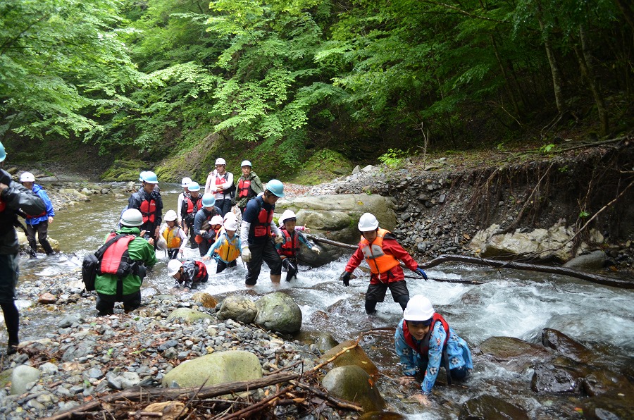 渓流登りと川遊び