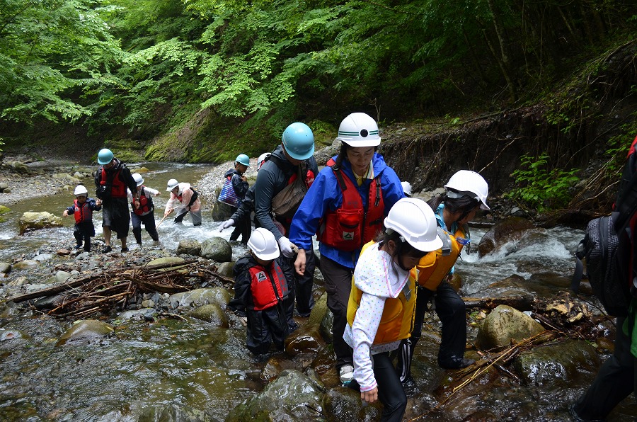 渓流登りと川遊び