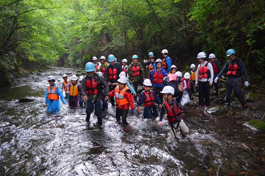 渓流登りと川遊び