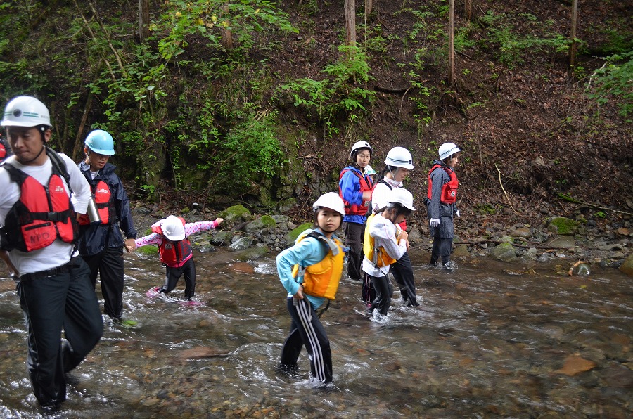 渓流登りと川遊び