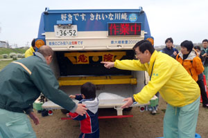 スケルトン型ごみ収集車