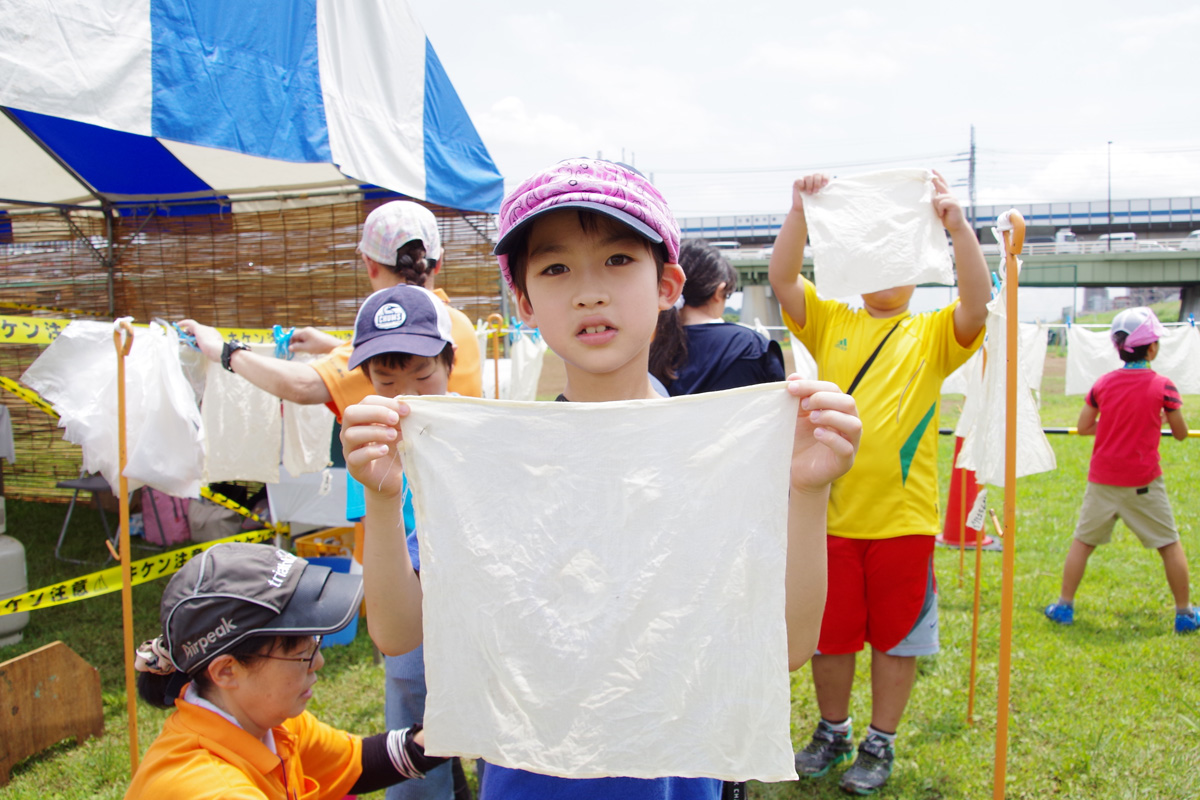 夏休み多摩川教室　草木染め