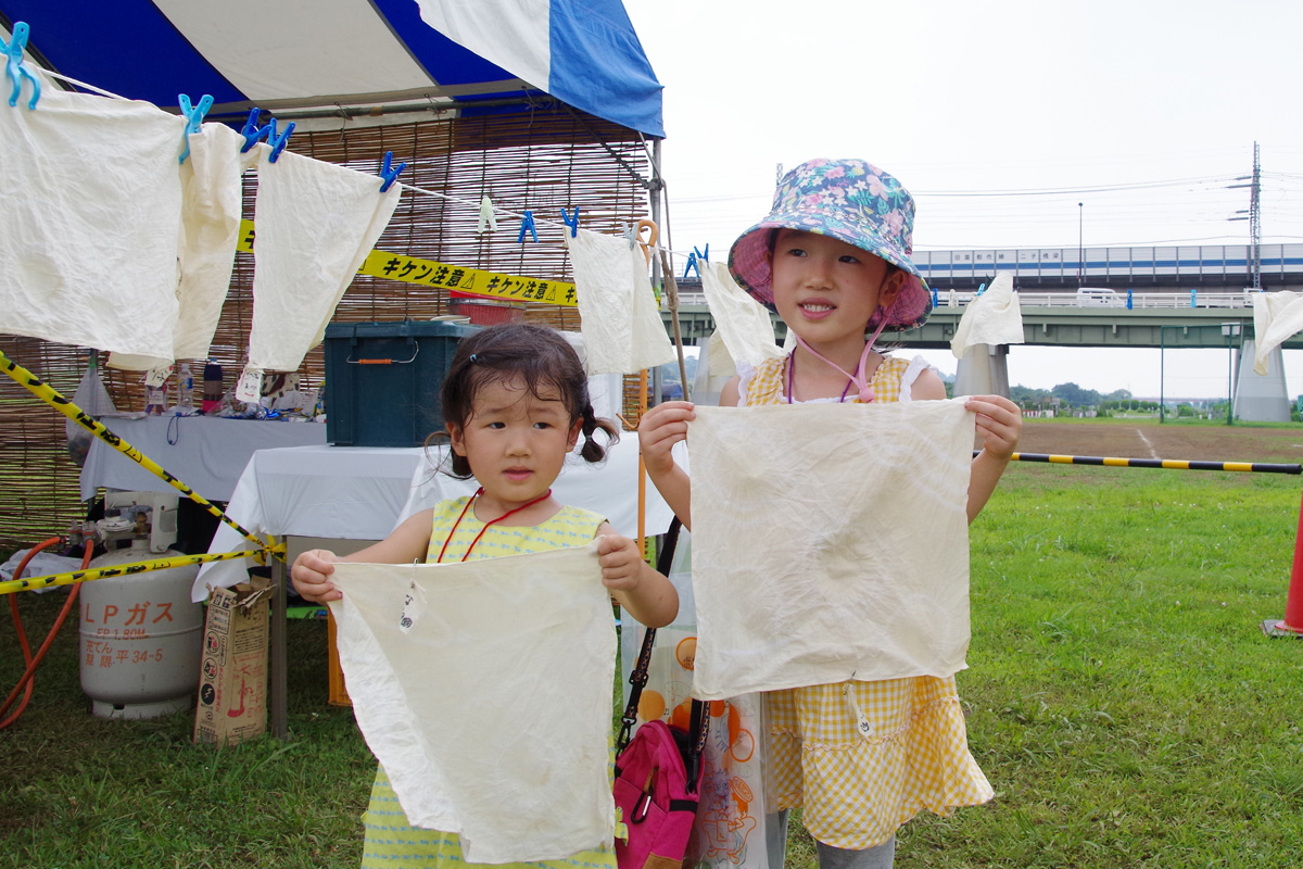 夏休み多摩川教室　草木染め