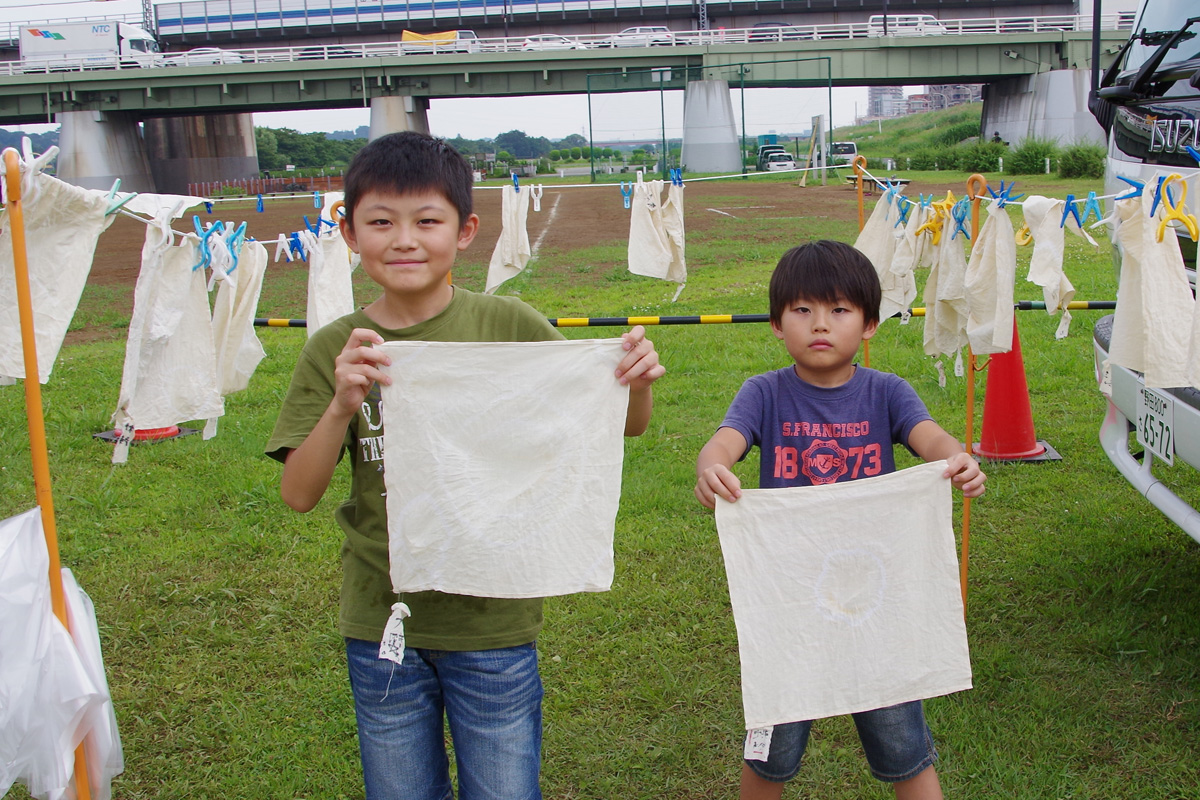 夏休み多摩川教室　草木染め