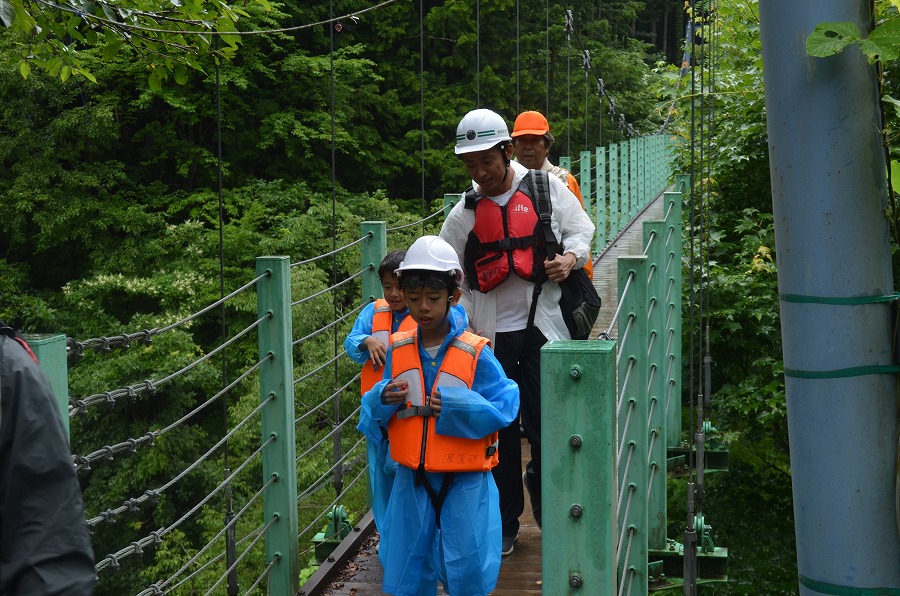 渓流登りと川遊び