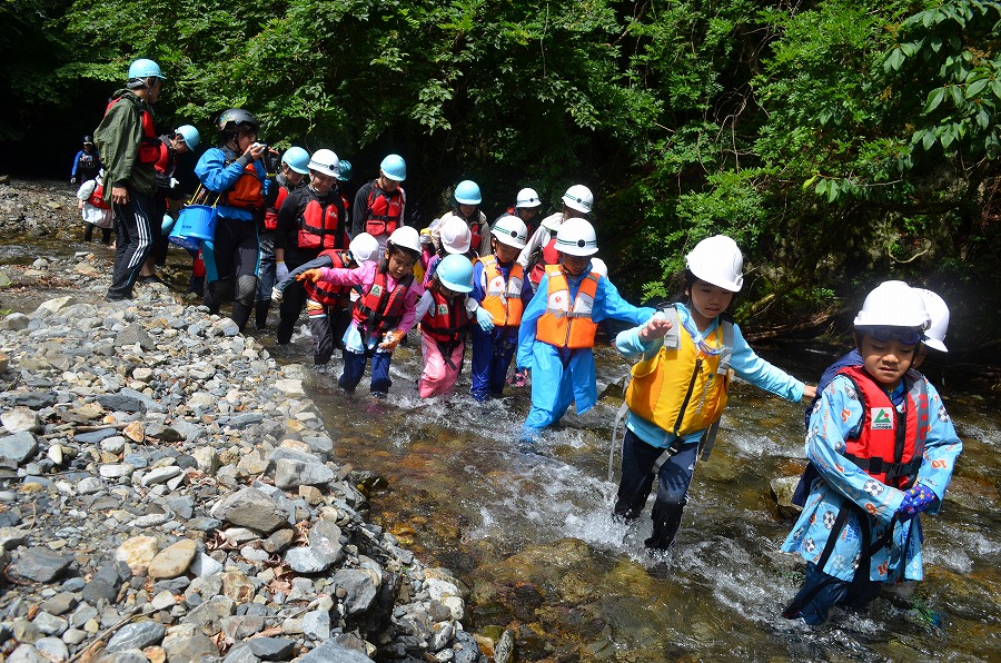 渓流登りと川遊び