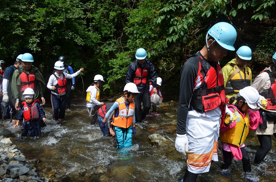 渓流登りと川遊び