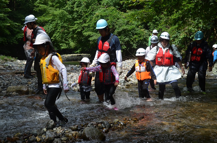 渓流登りと川遊び