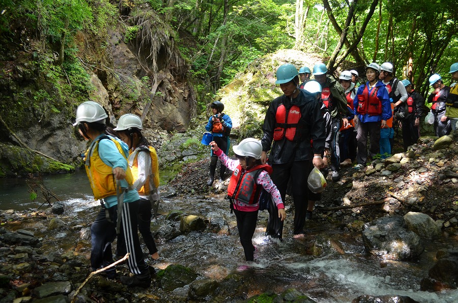 渓流登りと川遊び