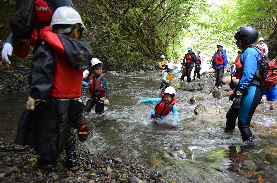 渓流登りと川遊び