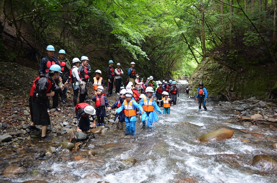 渓流登りと川遊び