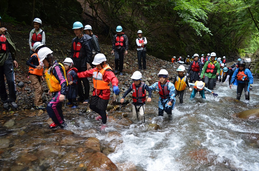 渓流登りと川遊び