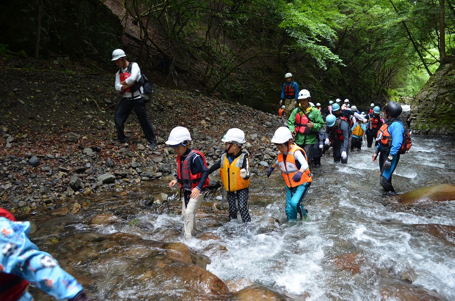 渓流登りと川遊び