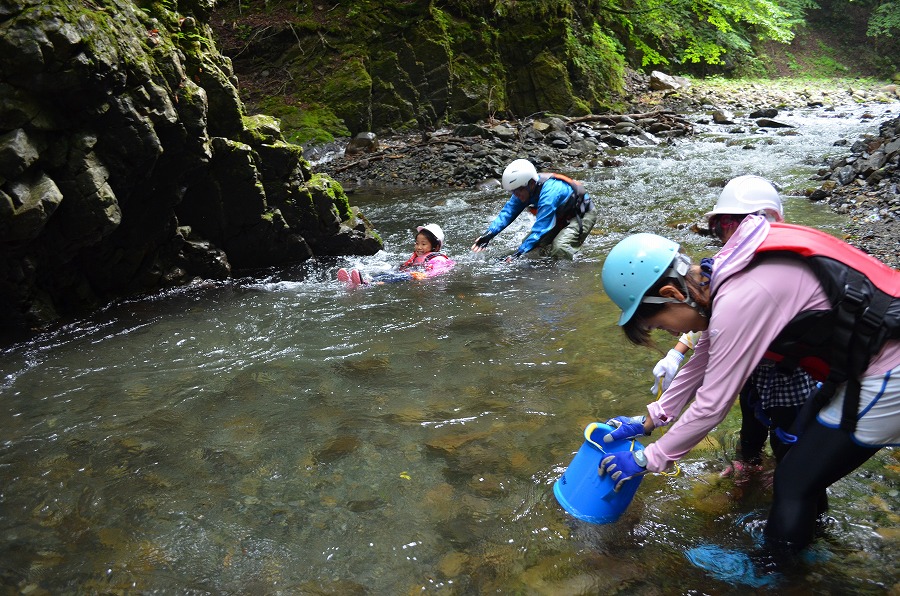 渓流登りと川遊び