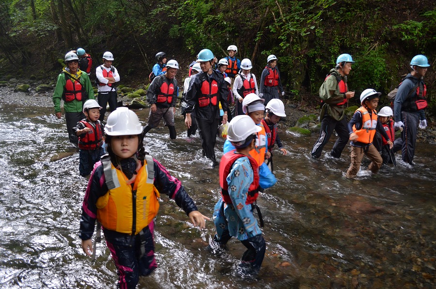 渓流登りと川遊び