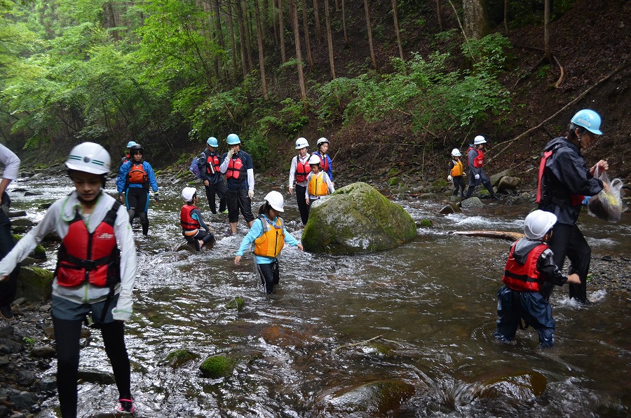 渓流登りと川遊び