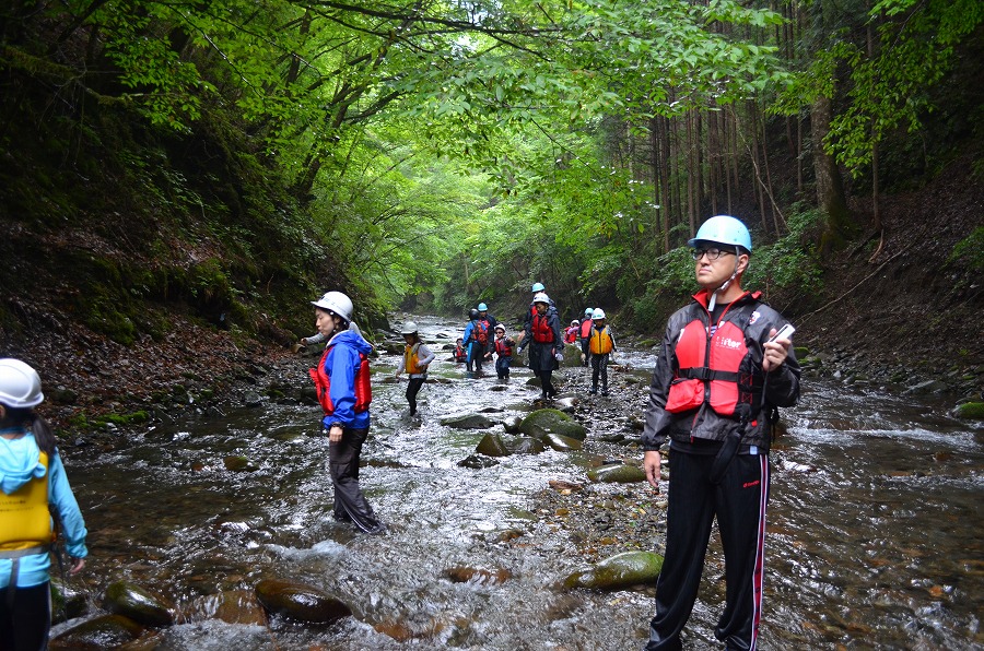 渓流登りと川遊び