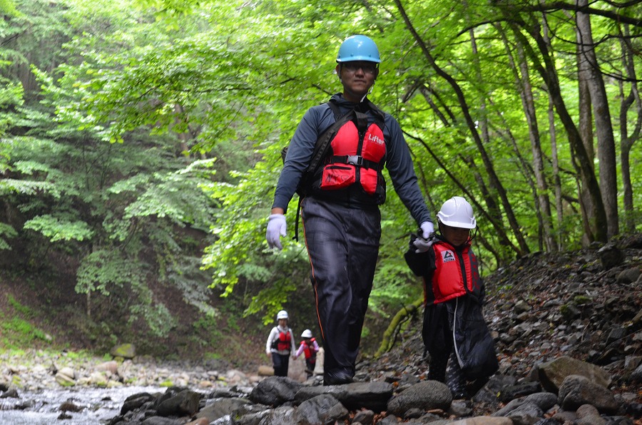 渓流登りと川遊び