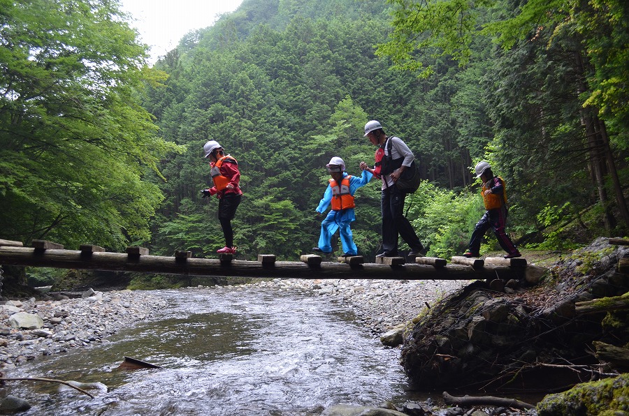 渓流登りと川遊び