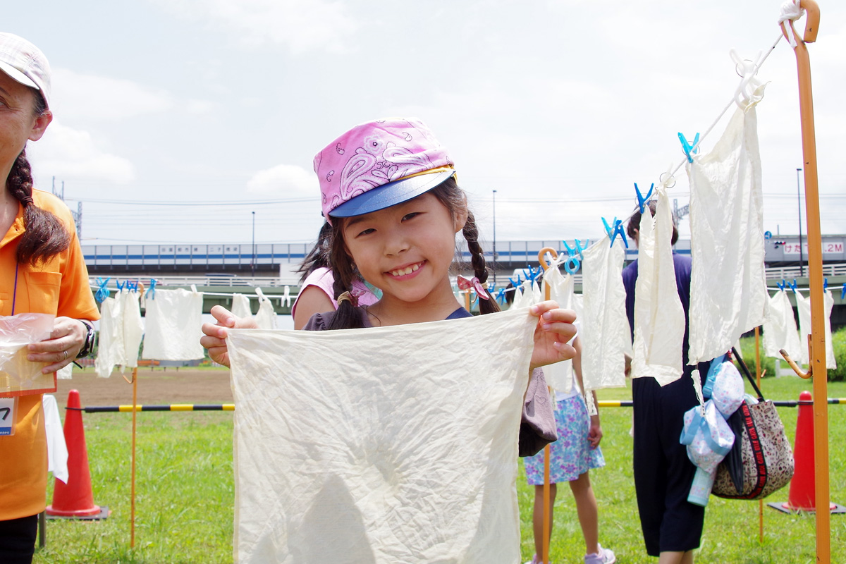 夏休み多摩川教室　草木染め